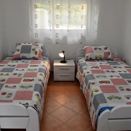 Renzzo Apartment Vir