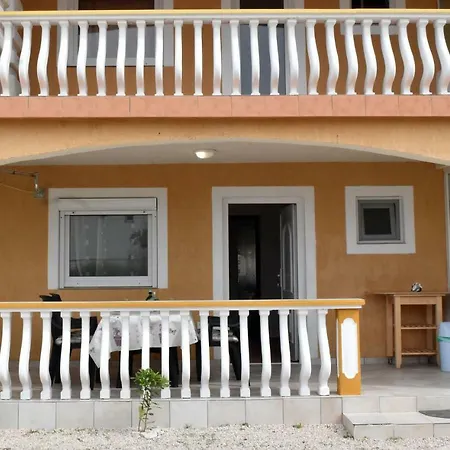Renzzo Apartment Vir